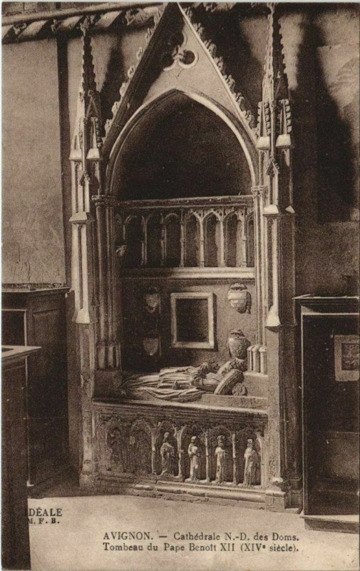 Carte postale ancienne Avignon Cathedrale N.-D. Des Doms - Tombeau du Pape Benoit à Avignon