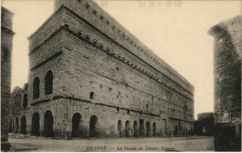 Carte postale ancienne Orange La Facade du Theatre Romain à Orange
