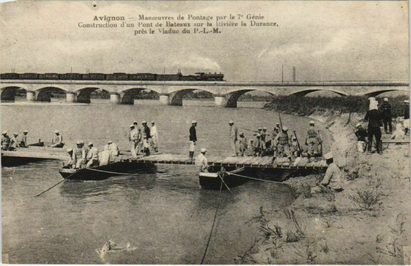 Carte postale ancienne Avignon Manoeuvres de Pontage par le 7e Genie à Avignon