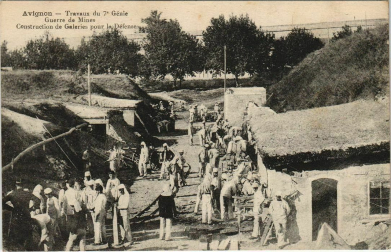 Carte postale ancienne Avignon Travaux du 7e Genie - Construction de Galeries à Avignon