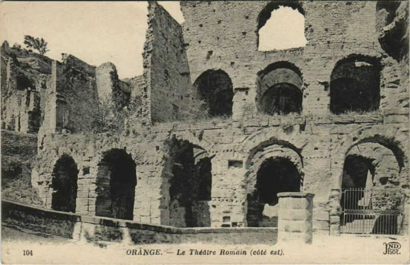 Carte postale ancienne Orange Le Theatre Romain - Cote Est à Orange