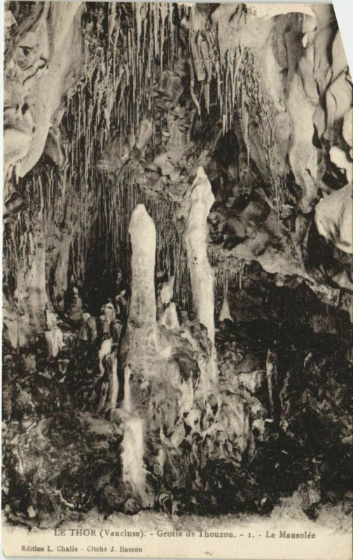 Carte postale ancienne Le Thor Grotte de Thouzon - Le Mausolee au Thor
