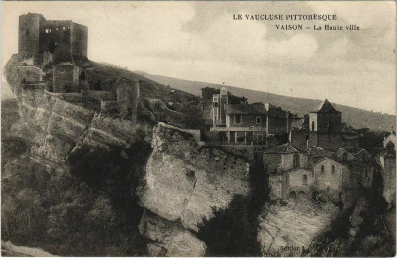 Carte postale ancienne Vaison-La-Romaine La Haute Ville à Vaison-la-Romaine