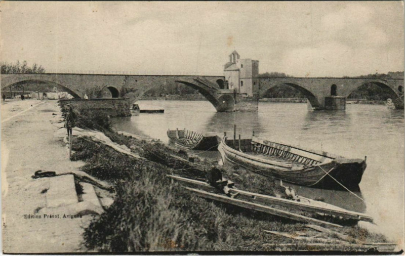 Carte postale ancienne Melun River Scene with Boats