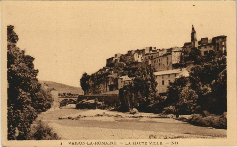 Carte postale ancienne Vaison-La-Romaine La Haute Ville à Vaison-la-Romaine
