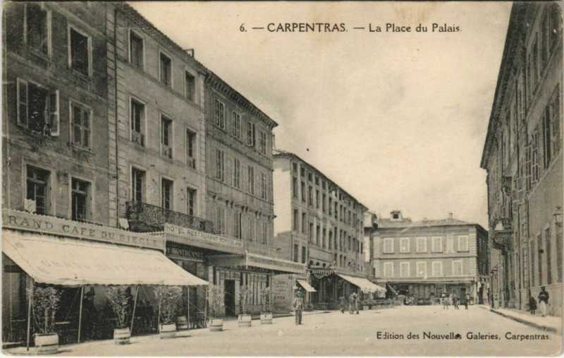 Carte postale ancienne Carpentras La Place du Palais à Carpentras