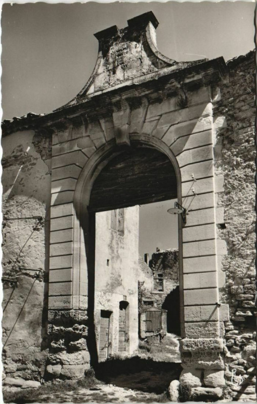 Carte postale ancienne Grillon Le Portail Neuf à Grillon