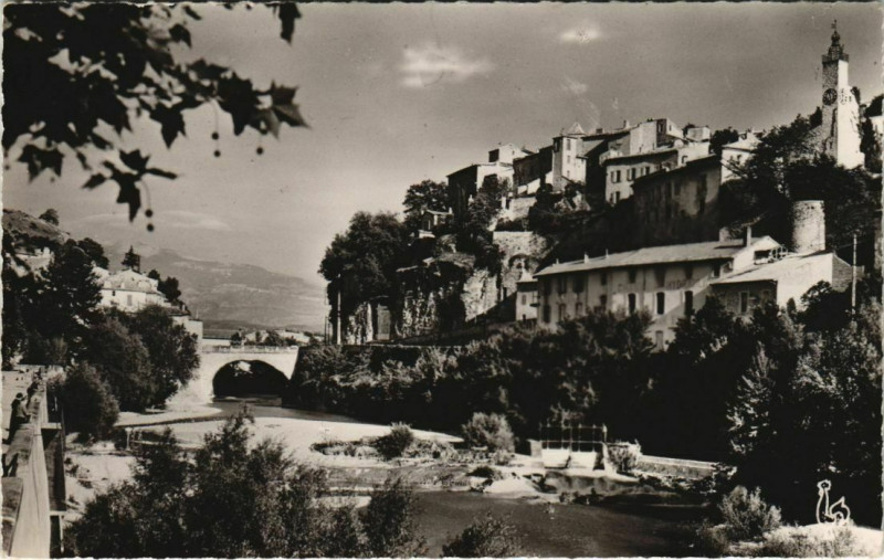 Carte postale ancienne Vaison-La-Romaine Pont Romain - Ville Medievale - Beffroi à Vaison-la-Romaine