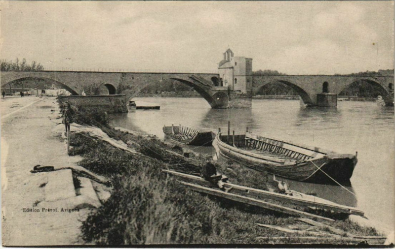 Carte postale ancienne Melun River Scene with Boats