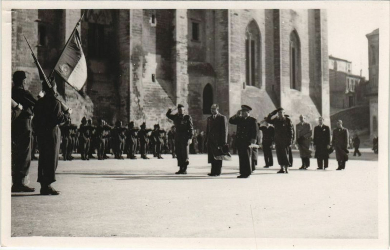 Carte postale ancienne Avignon Soldiers and Politicians on a Celebration - Photo à Avignon