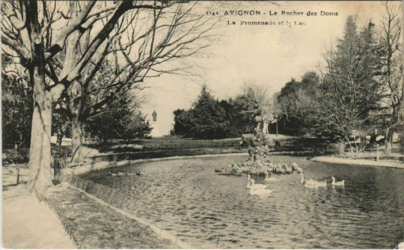 Carte postale ancienne Avignon Le Rocher des Doms - La Promenade et le Lac à Avignon