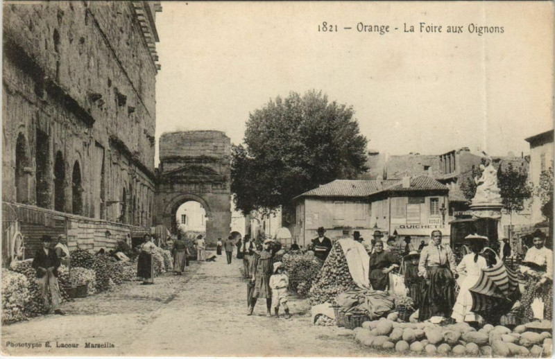 Carte postale ancienne Orange La Foire aux Oignons à Orange
