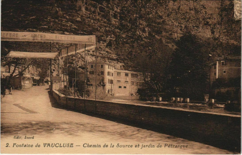 Carte postale ancienne Fontaine-De-Vaucluse Chemin de la Source et Jardin de Petrarque à Fontaine-de-Vaucluse