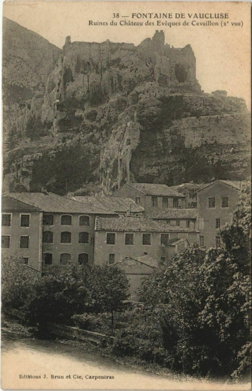 Carte postale ancienne Fontaine-De-Vaucluse Ruines du Chateau des Eveques de Cavaillon à Fontaine-de-Vaucluse