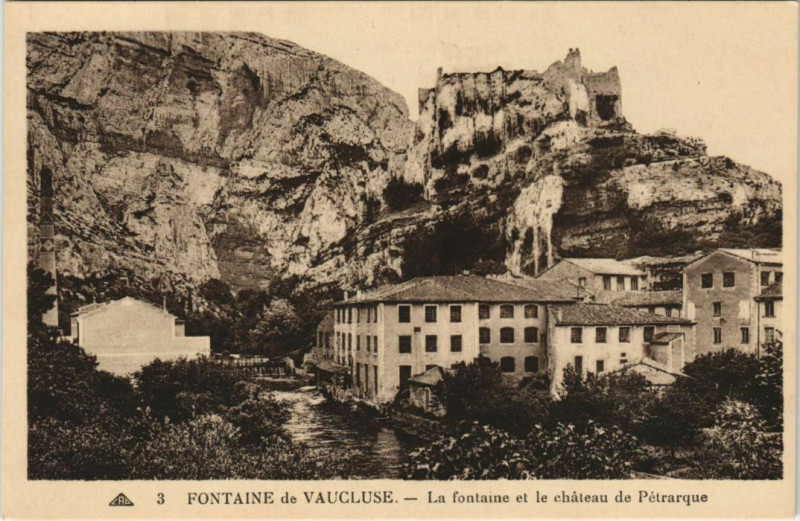 Carte postale ancienne Fontaine-De-Vaucluse La Fontaine et le Chateau de Petrarque à Fontaine-de-Vaucluse