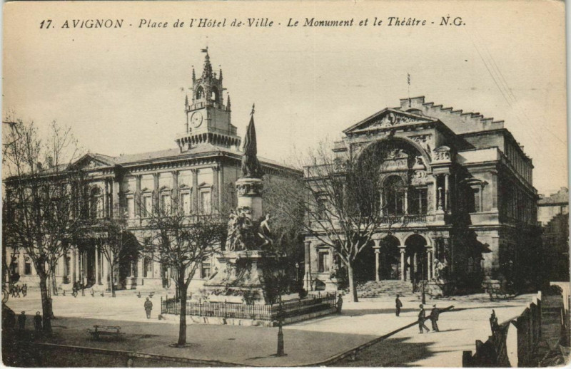 Carte postale ancienne Avignon Place de l'Hotel-de-Ville - Le Monument et le Theatre à Avignon