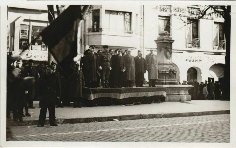 Carte postale ancienne Avignon Soldiers and Politicians on a Celebration - Photo à Avignon