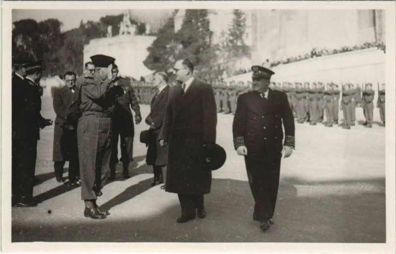 Carte postale ancienne Avignon Soldiers and Politicians on a Celebration - Photo à Avignon