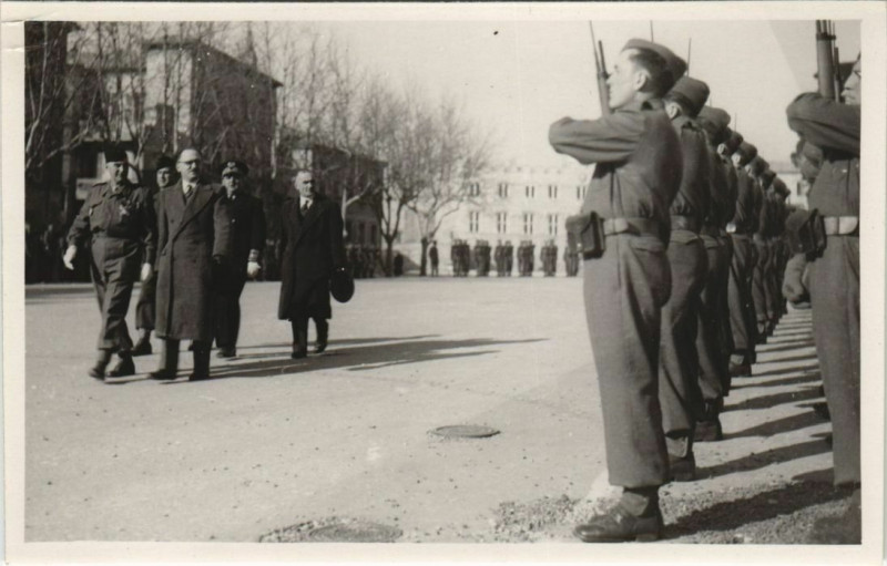 Carte postale ancienne Avignon Soldiers and Politicians on a Celebration - Photo à Avignon