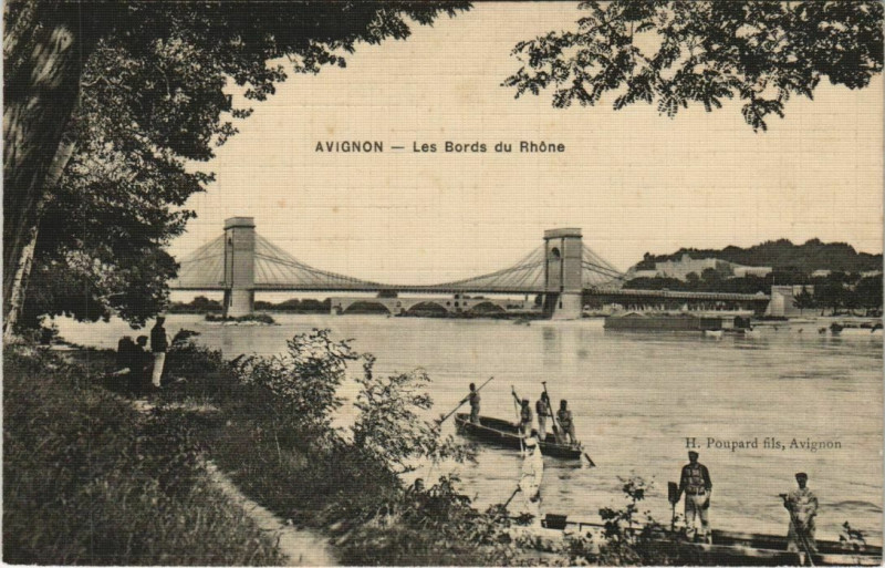 Carte postale ancienne Avignon Les Bords du Rhone à Avignon