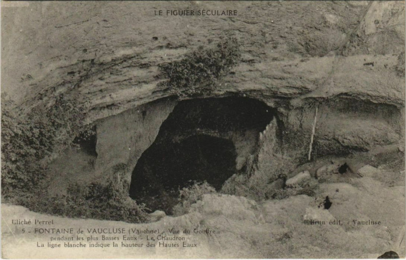 Carte postale ancienne Fontaine-De-Vaucluse Vue du Gouffre à Fontaine-de-Vaucluse