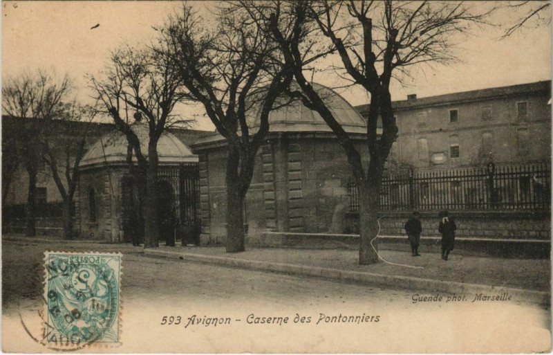 Carte postale ancienne Avignon Caserne des Pontonniers à Avignon