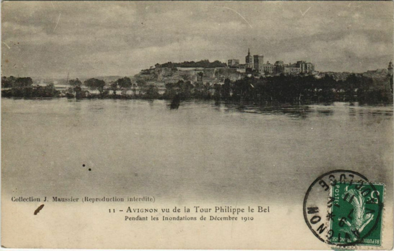 Carte postale ancienne Avignon Vu de la Tour Philippe le Bel à Avignon