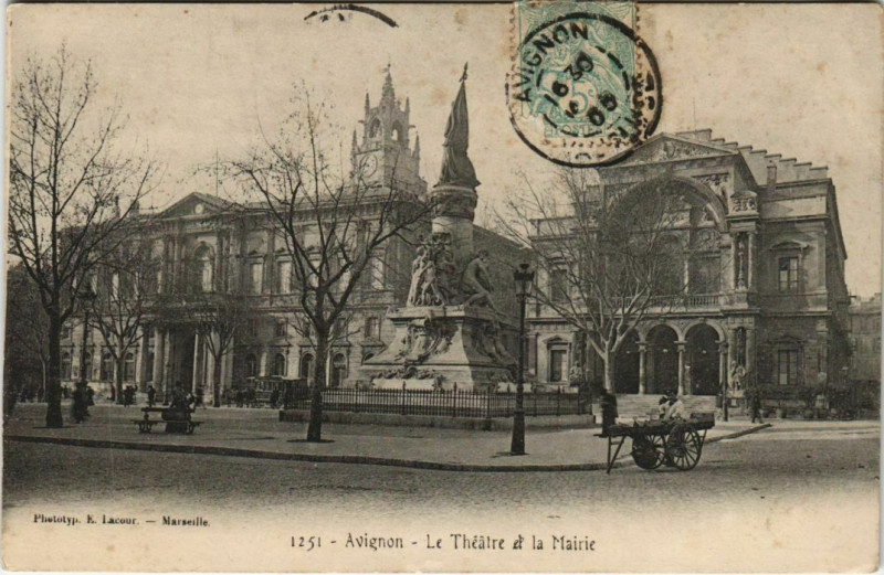 Carte postale ancienne Avignon Le Theatre et la Mairie à Avignon