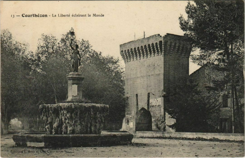 Carte postale ancienne Courthezon La Liberte Eclairant le Monde à Courthézon