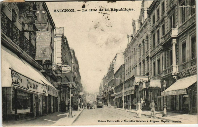 Carte postale ancienne Avignon La Rue de la Republique à Avignon