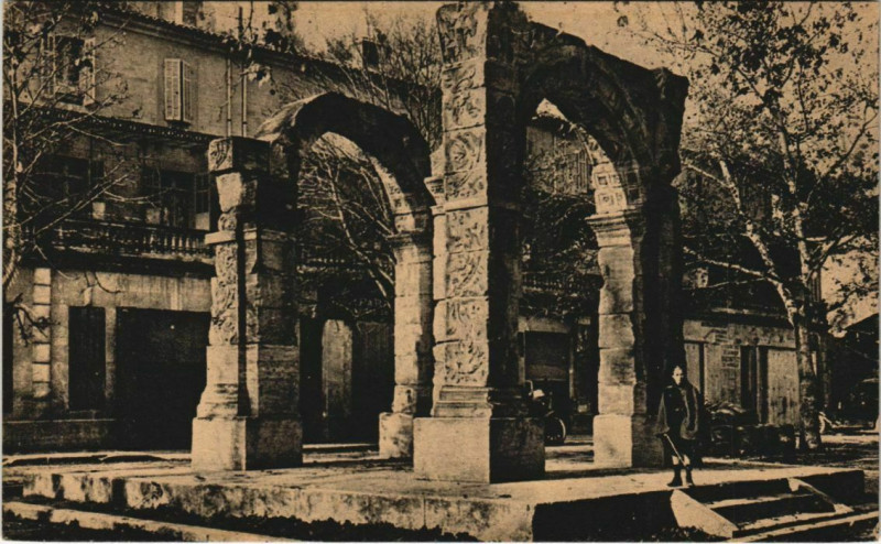 Carte postale ancienne Cavaillon Porte Datant des Romains à Cavaillon