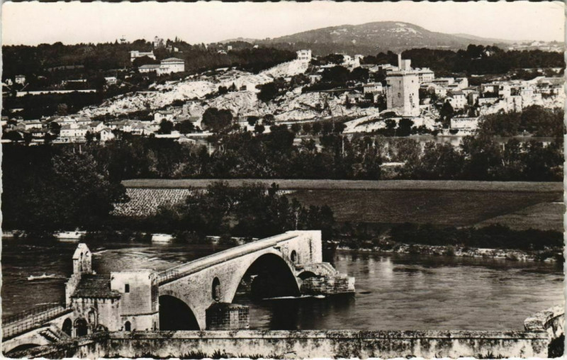 Carte postale ancienne Avignon Le Pont Saint-Benezel et le Rhone à Avignon