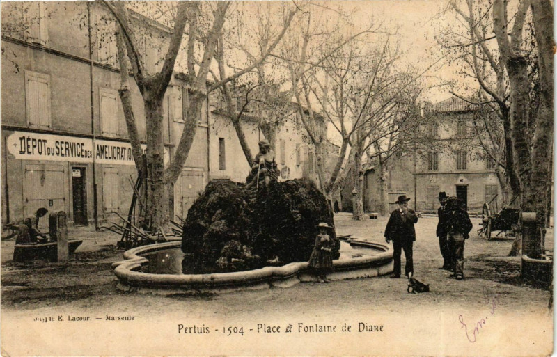 Carte postale ancienne Pertuis Place et Fontaine de Diane à Pertuis