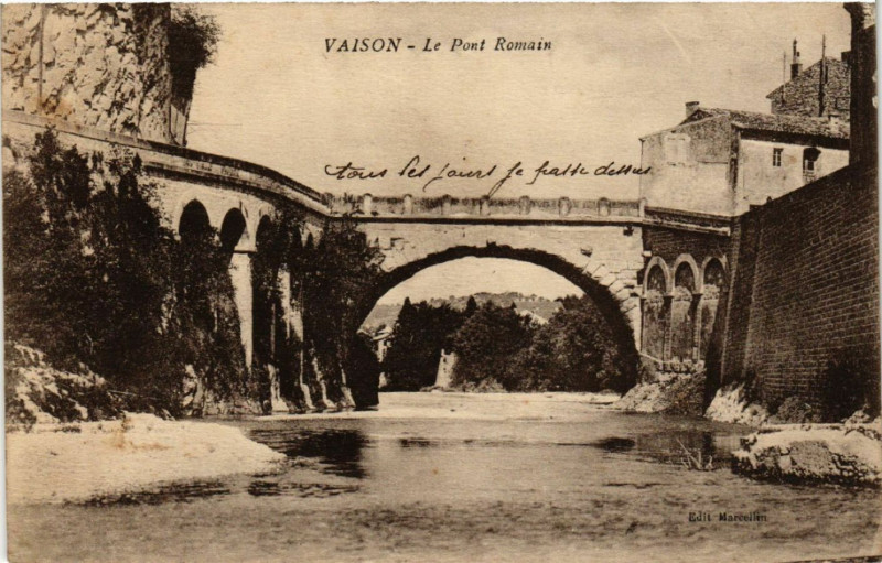 Carte postale ancienne Vaison - Le Pont Romain