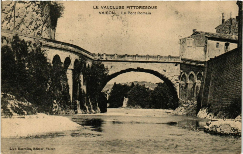 Carte postale ancienne Vaison - Le Pont Romain