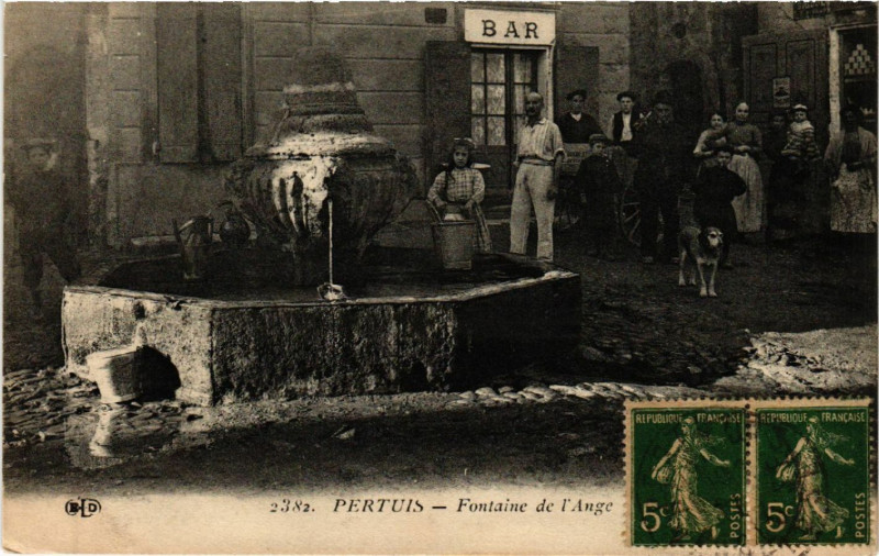 Carte postale ancienne Pertus - Fontaine de l'Ange