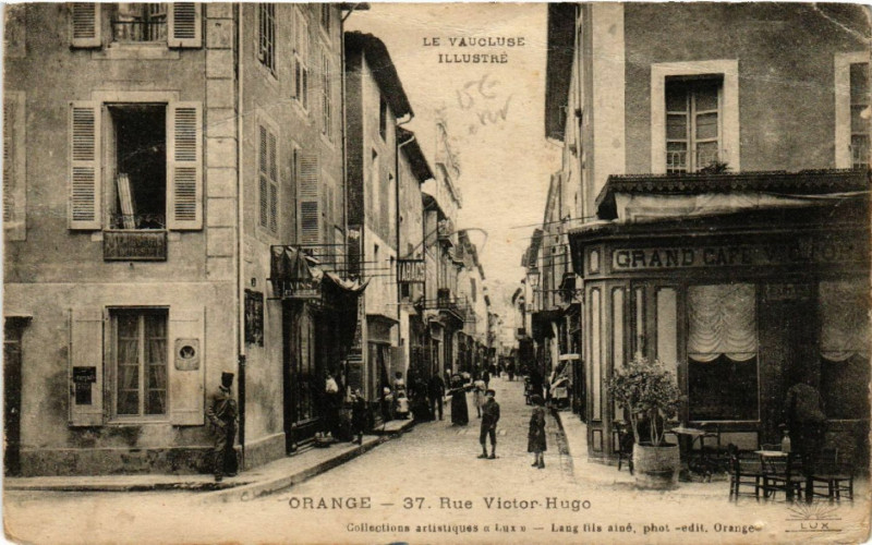 Carte postale ancienne Orange - Rue Victor Hugo à Orange