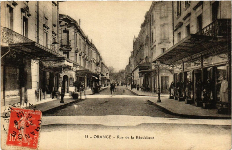 Carte postale ancienne Orange - Rue de la Republique à Orange