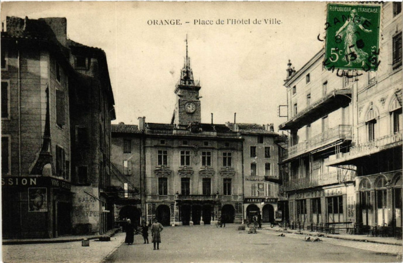Carte postale ancienne Orange - Place de l'Hotel de Ville à Orange