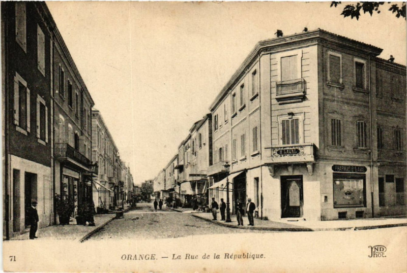 Carte postale ancienne Orange - La Rue de la Republique à Orange