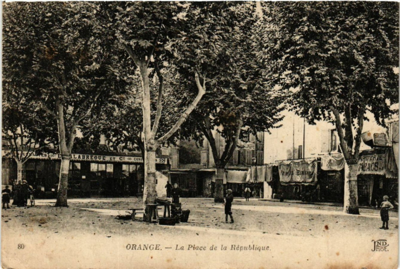 Carte postale ancienne Orange - La Place de la Republique à Orange
