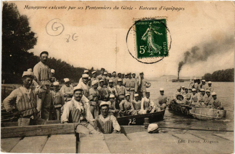 Carte postale ancienne Manoeuvre executée par les Pontonniers du Genie