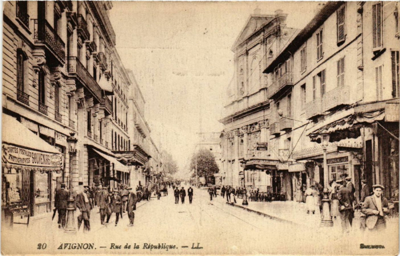 Carte postale ancienne Avignon - Rue de la Republique à Avignon