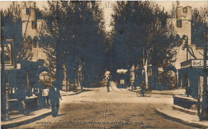 Carte postale ancienne Avignon - Le Cours de la Republique à Avignon