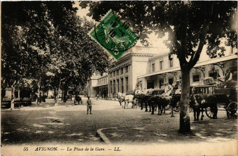 Carte postale ancienne Avignon - La Place de la Gare à Avignon