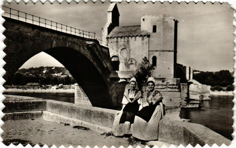 Carte postale ancienne Avignon - Jeunes Comtadines et le Pont St-Benezet à Avignon