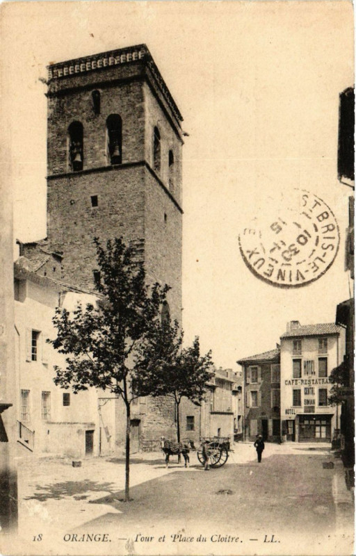 Carte postale ancienne Orange - Tour et Place du Cloitre à Orange