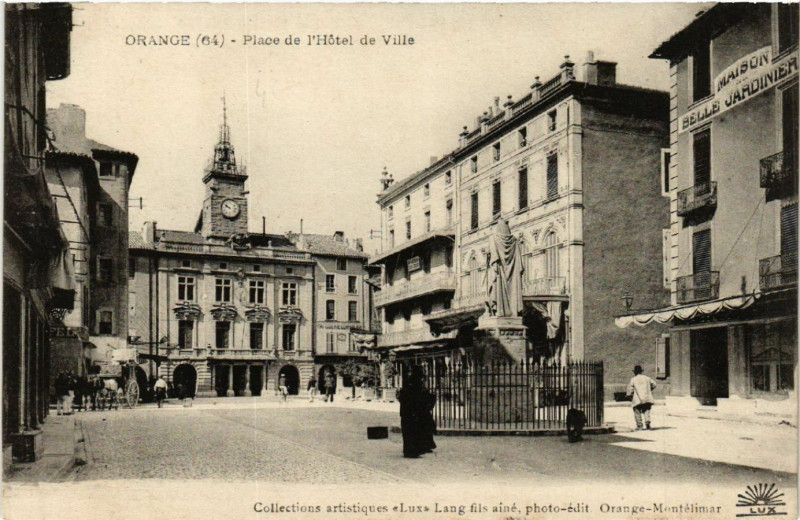 Carte postale ancienne Orange - Place de l'Hotel de Ville à Orange