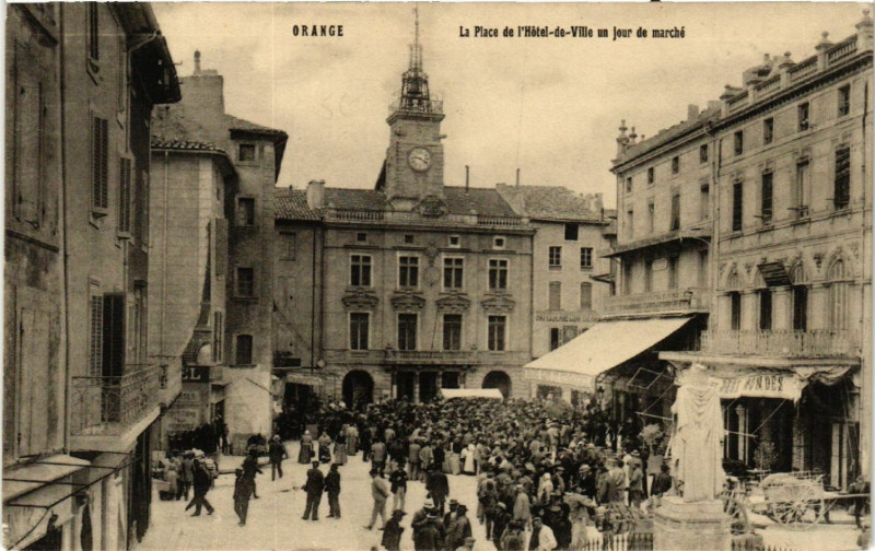 Carte postale ancienne Orange - La Place de l1Hotel de Ville à Orange