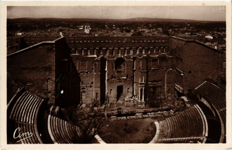 Carte postale ancienne Orange - Interiauer du Theatre Antique à Orange